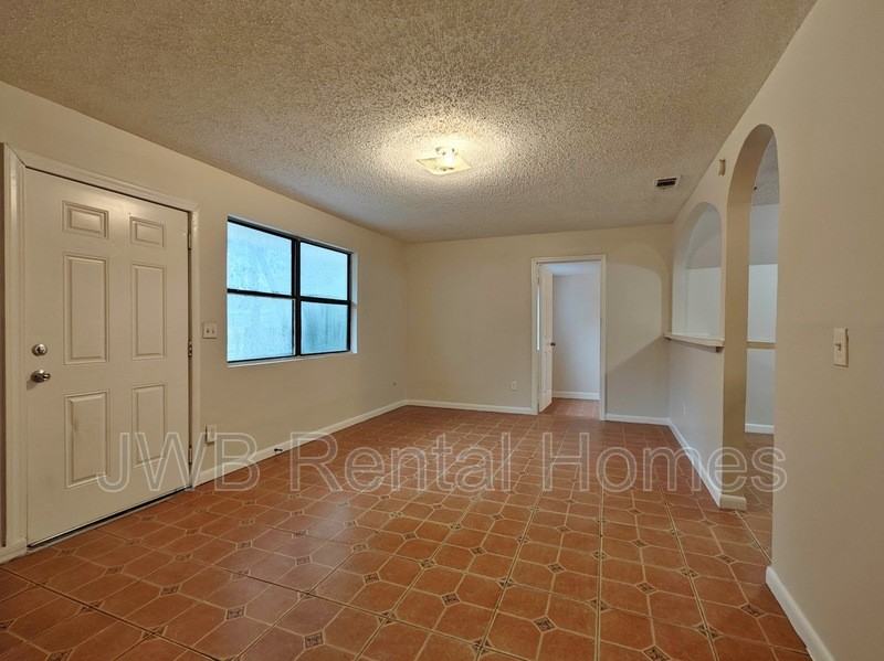 4737 Portsmouth Ave - Photo 7 of 14