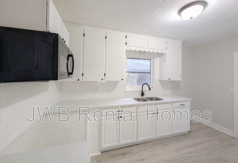 1045 Dorchester St - Photo 4 of 17