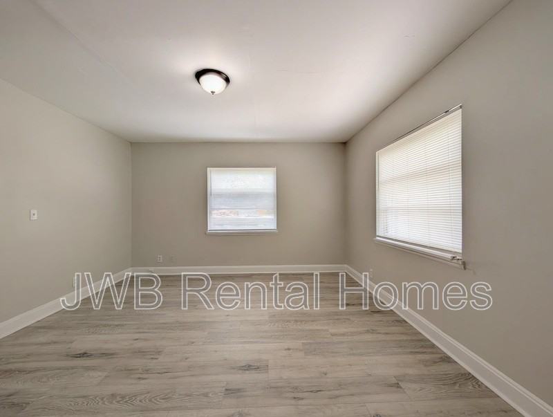 1045 Dorchester St - Photo 7 of 17