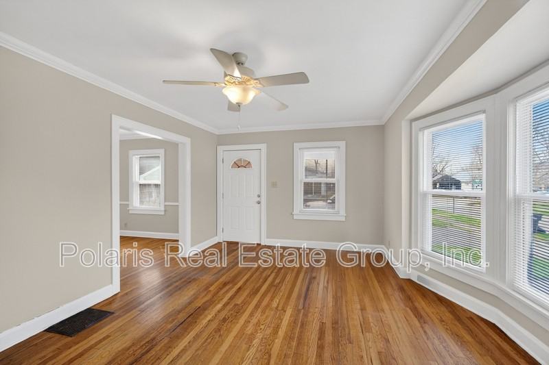 715 E 60th St - Photo 4 of 26