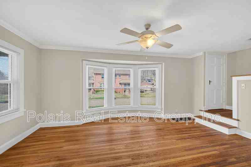 715 E 60th St - Photo 6 of 26