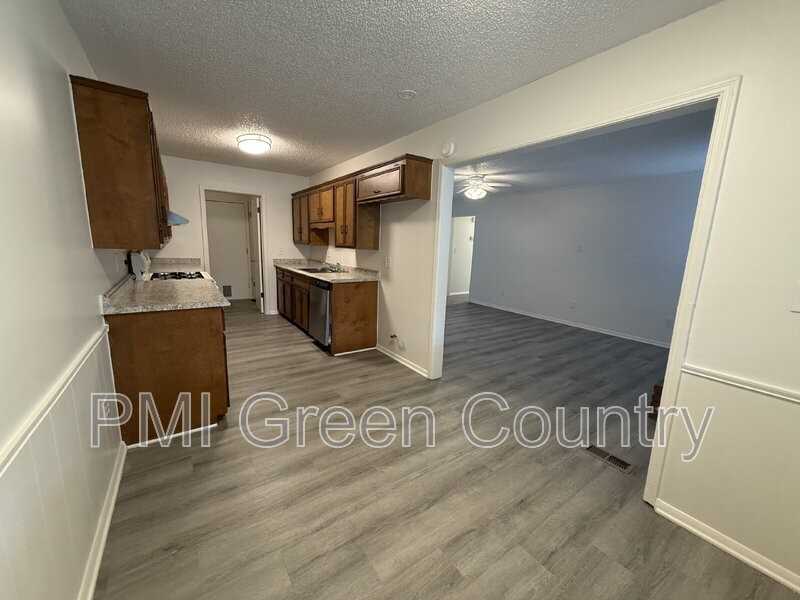 4722 S 72nd East Ave - Photo 5 of 14