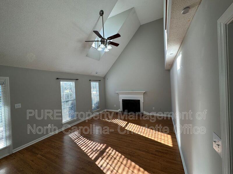 12115 Landing Green Dr - Photo 5 of 48