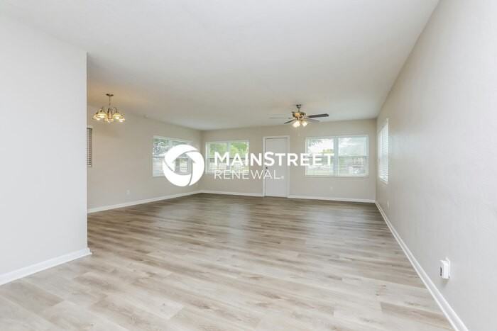 5730 Oleander Dr - Photo 3 of 15