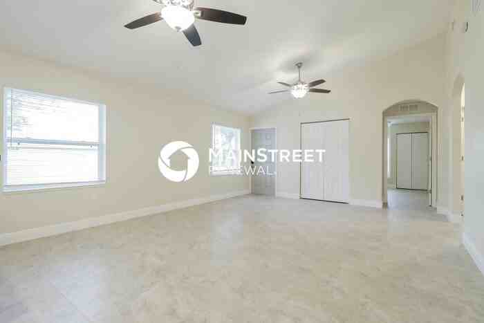 312 Oak St - Photo 4 of 16