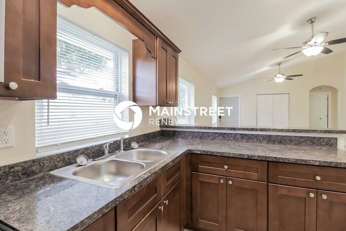 312 Oak St - Photo 5 of 16