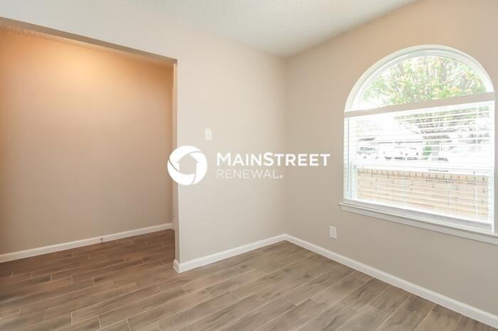 5621 Macdougall Dr - Photo 5 of 15