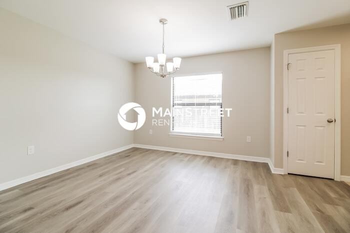 719 Center Lake St - Photo 5 of 16