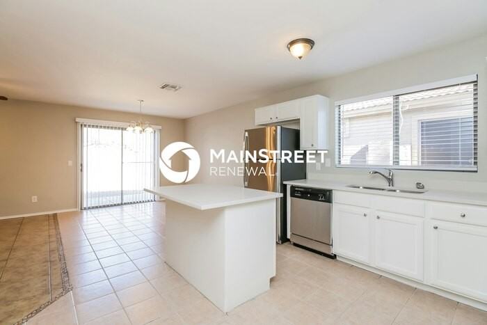 6242 W Illini St - Photo 5 of 16