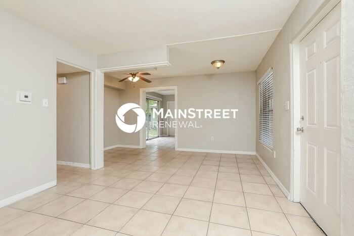 411 S Bay Ave - Photo 4 of 16