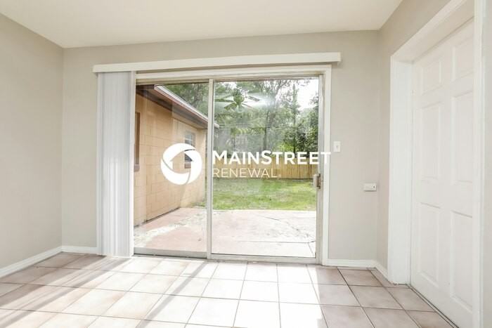 411 S Bay Ave - Photo 5 of 16