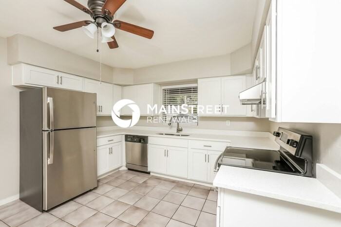 411 S Bay Ave - Photo 6 of 16