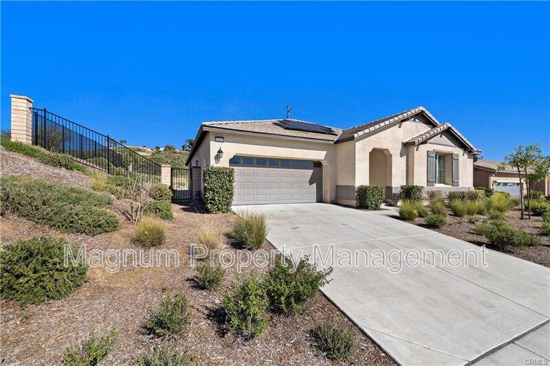 2112 Saratoga Dr - Photo 2 of 41