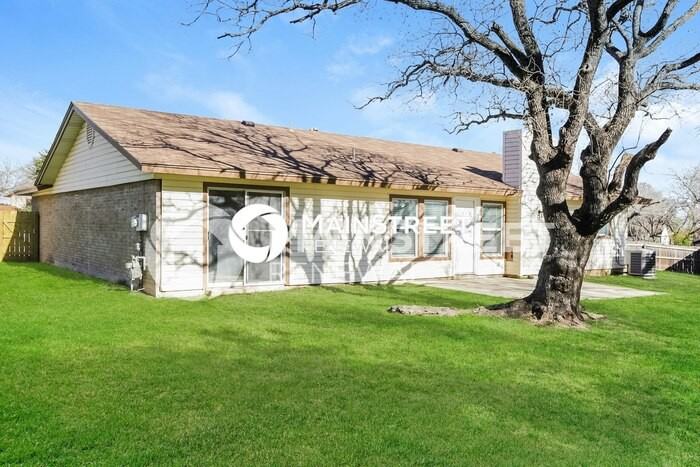 1031 Mercer Dr - Photo 3 of 17