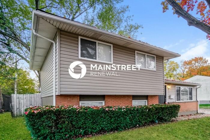 2258 Majestic Dr W - Photo 2 of 18