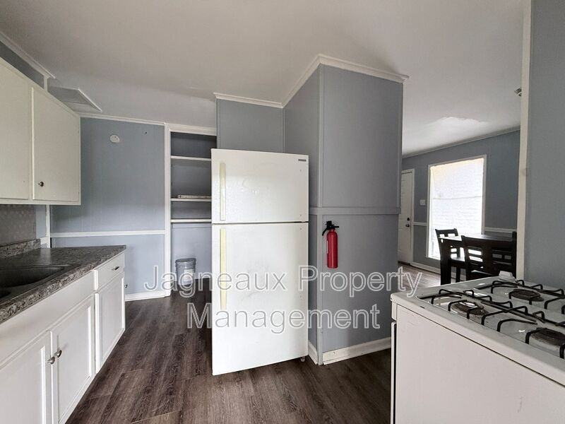 4125 Legendre St - Photo 4 of 10