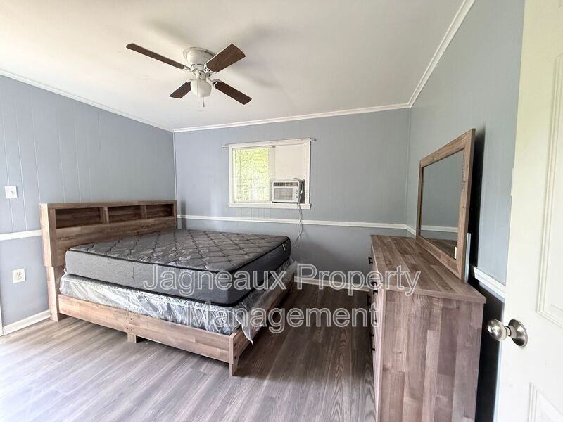 4125 Legendre St - Photo 5 of 10