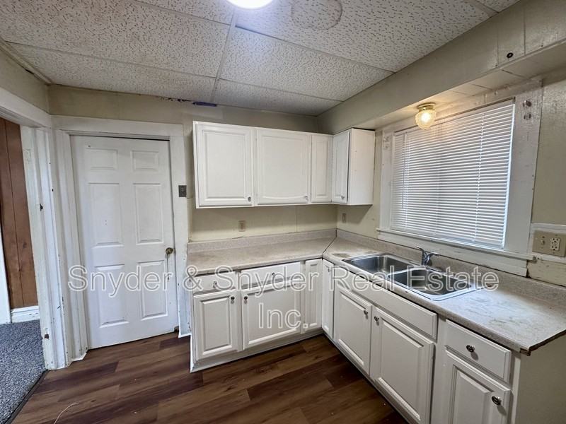 208 Denver St - Photo 5 of 12