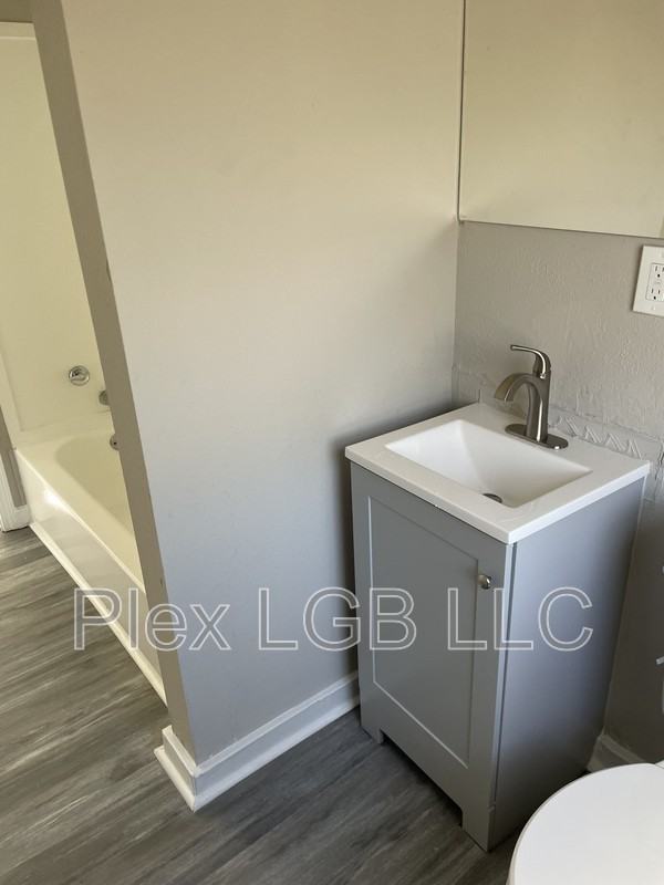 1006 Greenville St - Photo 3 of 7