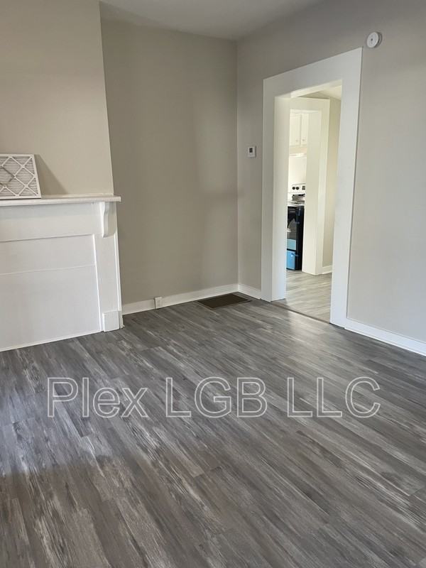 1006 Greenville St - Photo 5 of 7