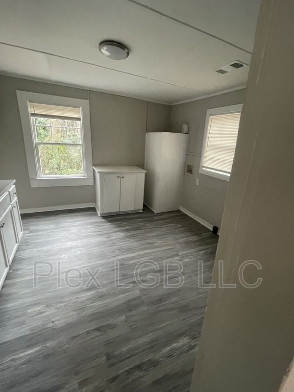 212 Cato St - Photo 4 of 8