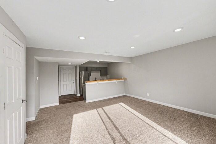 605 Meadowbrook #304 - Photo 4 of 17