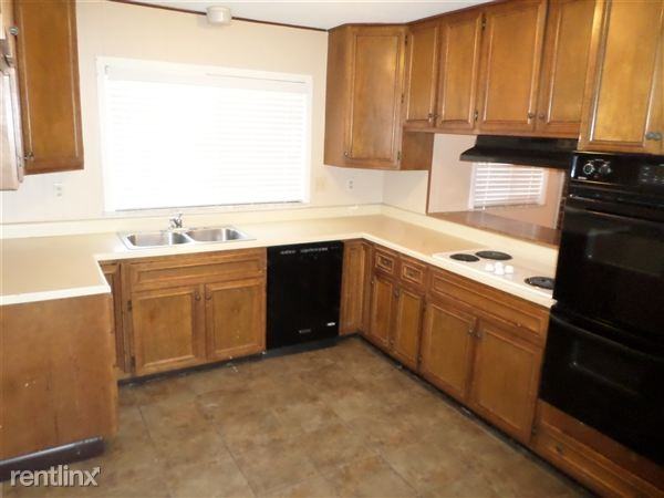 3390 Oak Rd - Photo 2 of 11