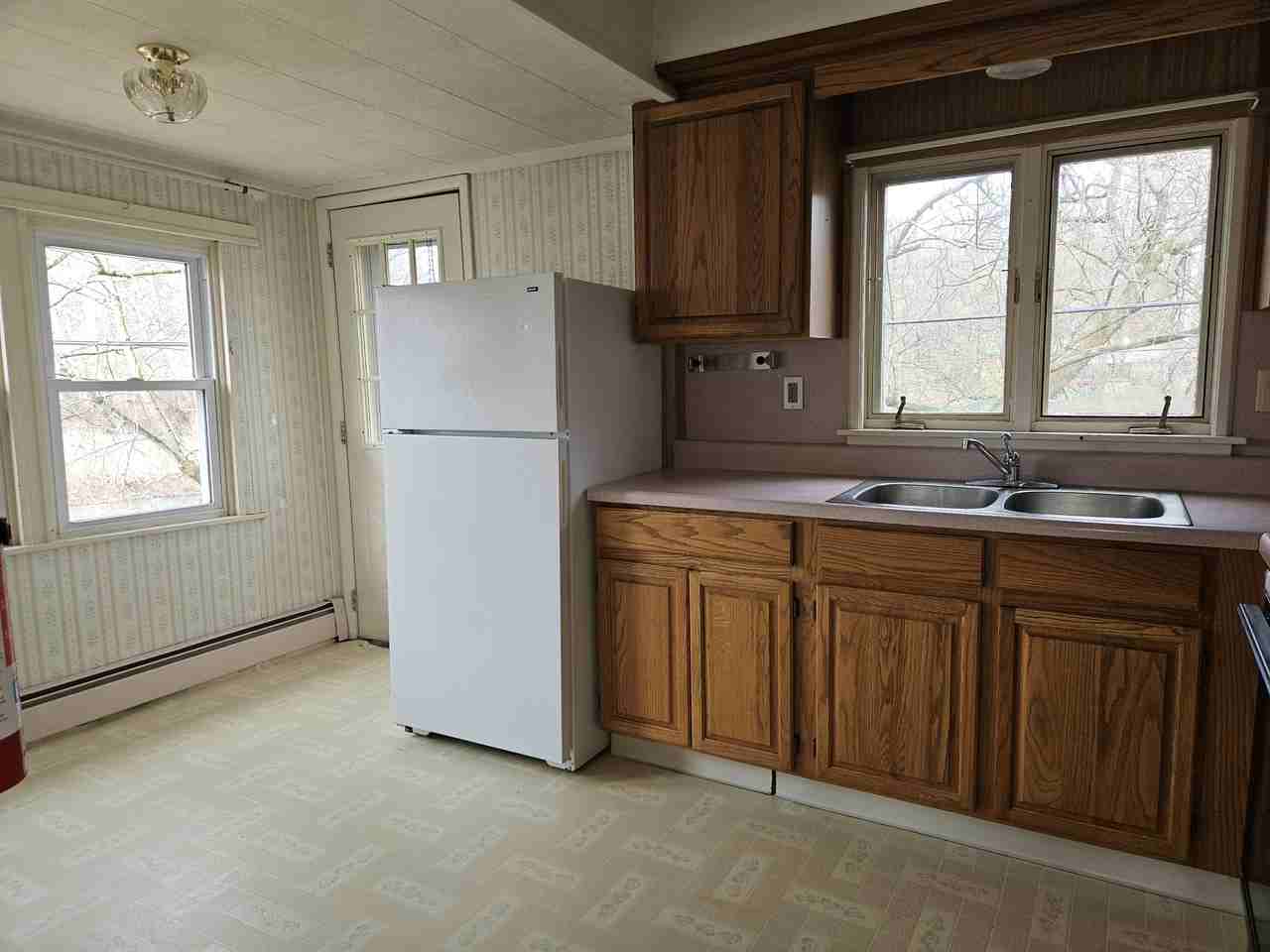 637 W Main St #2ndFL - Photo 5 of 8