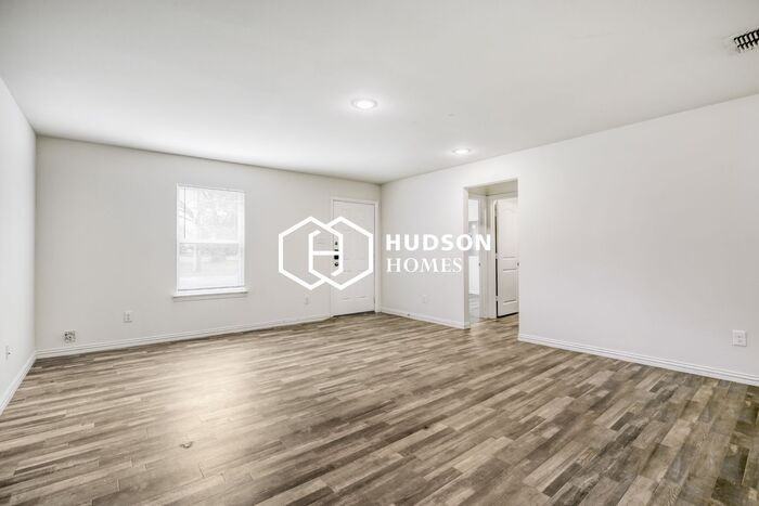 1123 Chappell St - Photo 3 of 14