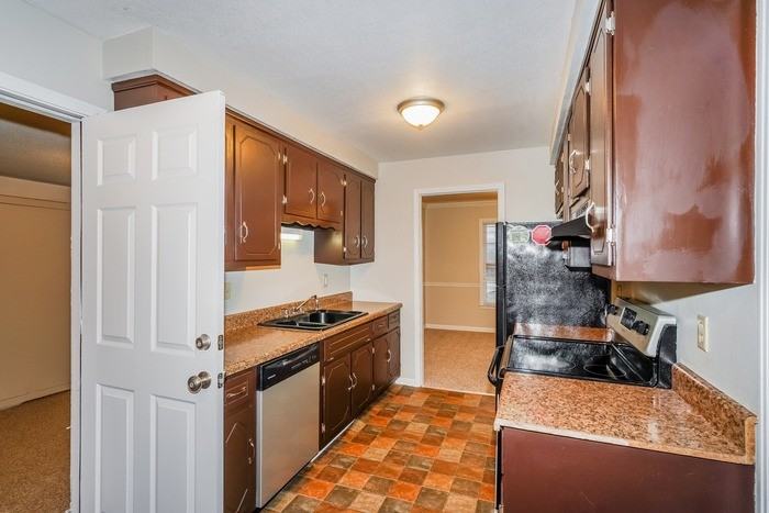 670 Tylertown Rd - Photo 4 of 11