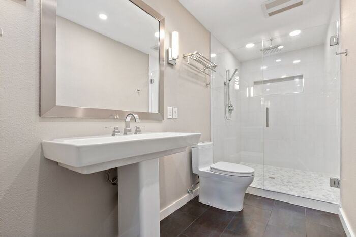 1301 Harbor Ave Sw #409 - Photo 4 of 46