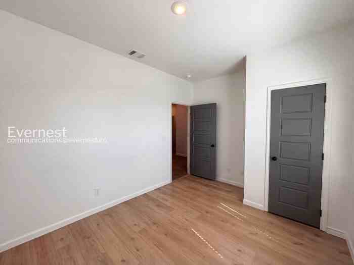 705 Freedom Cir - Photo 2 of 22