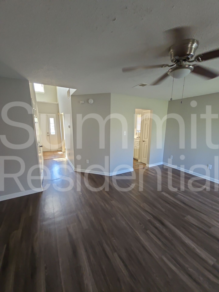 4560 Longtree Ave - Photo 3 of 38