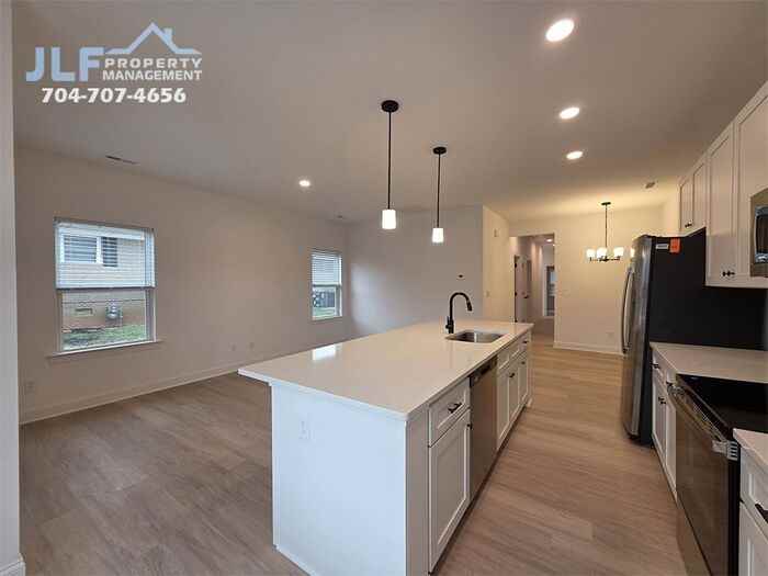 420 S Shaver St - Photo 3 of 21