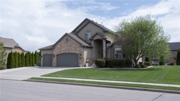 featured image of 3080 N Crest Dr