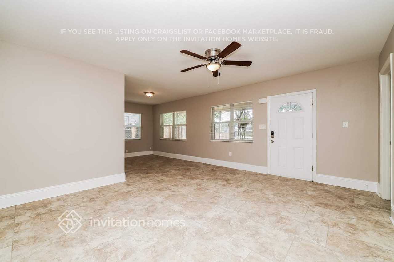 3704 N Clearfield Ave - Photo 3 of 17