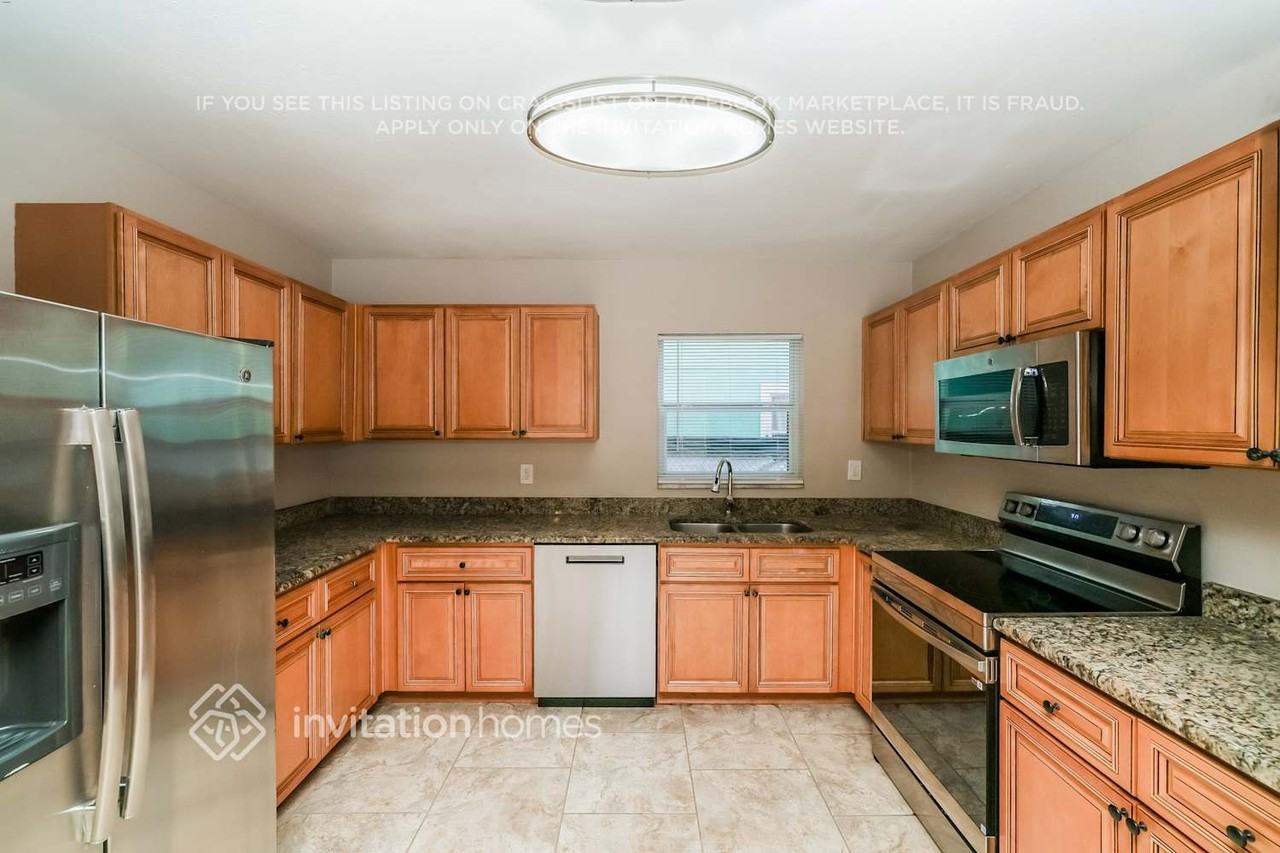 3704 N Clearfield Ave - Photo 6 of 17