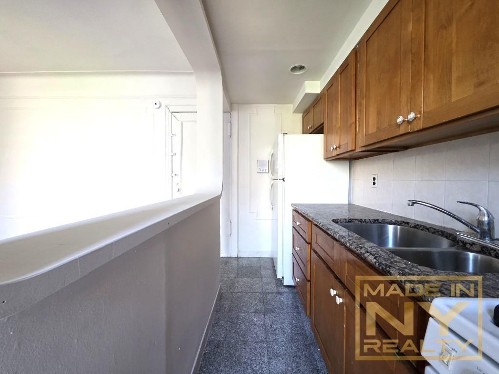 4115 53rd St #B10 - Photo 3 of 4