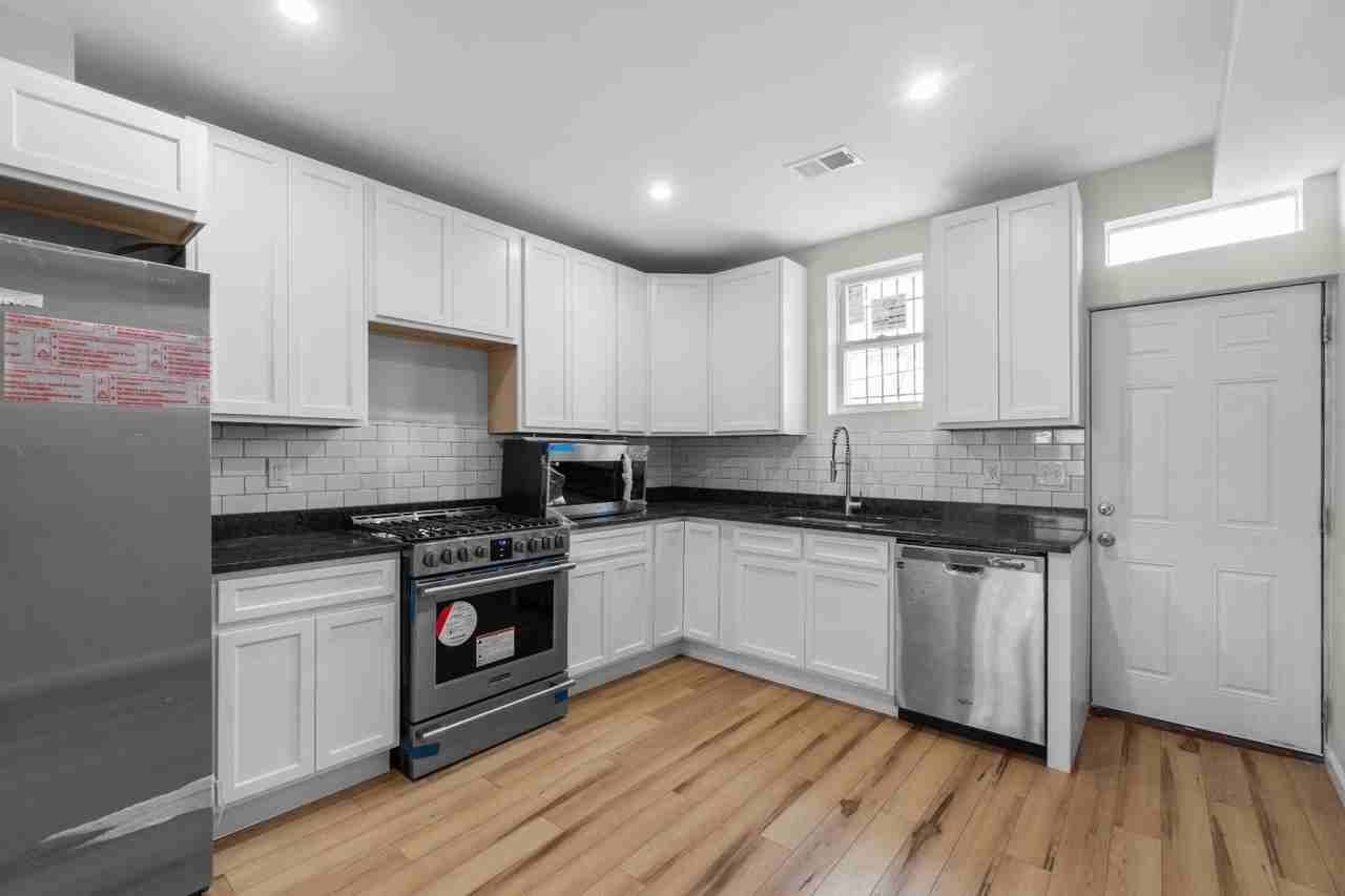 3404 Noble St - Photo 2 of 11