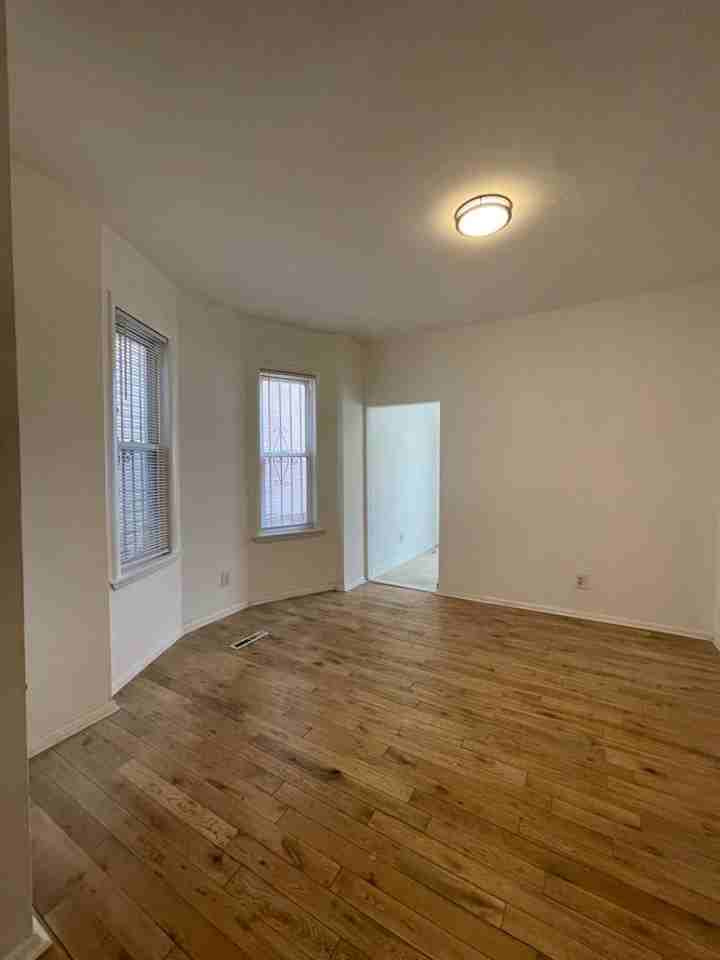 644 York St - Photo 5 of 20