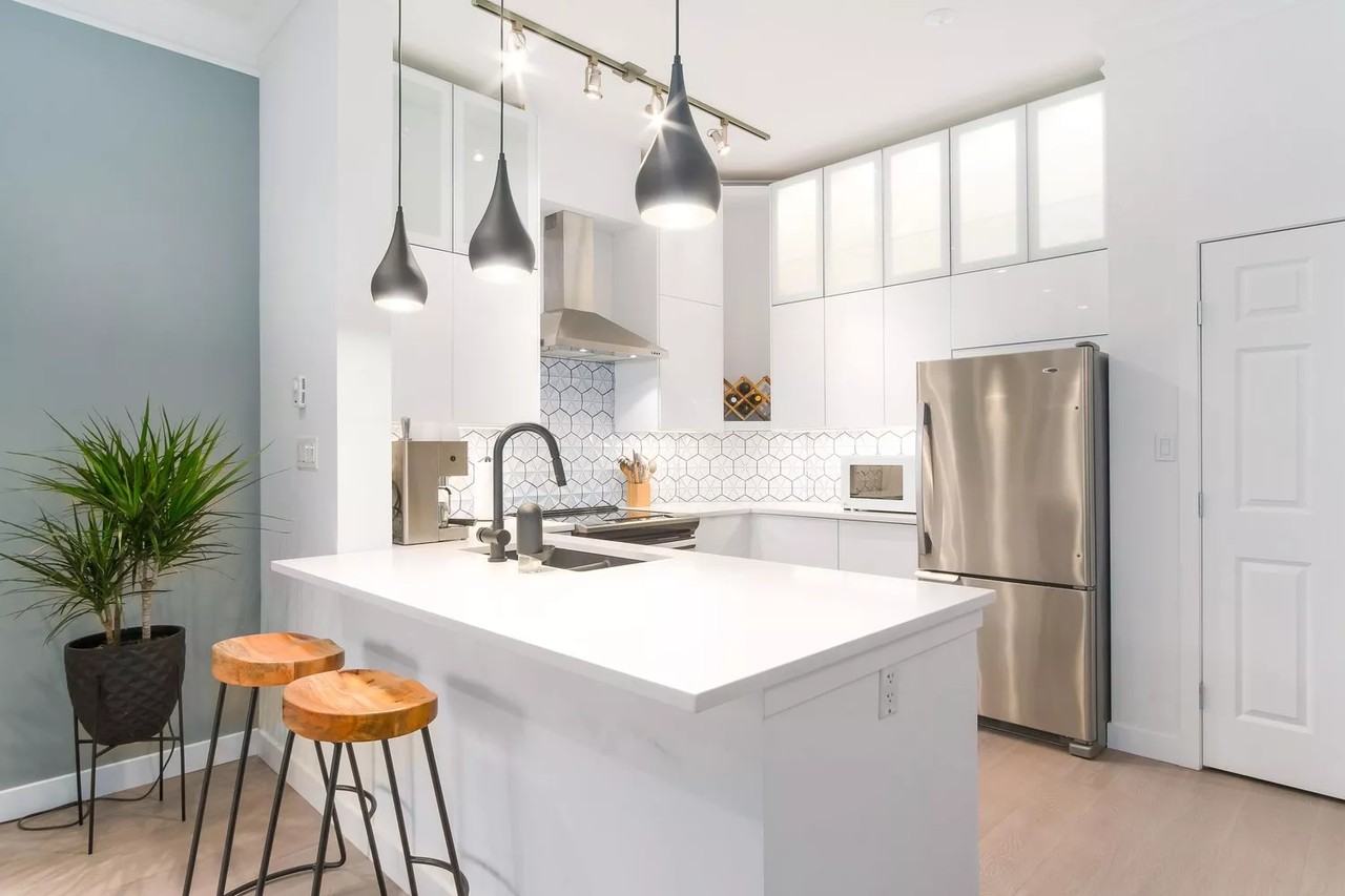 702 King Edward Ave E - Photo 6 of 24