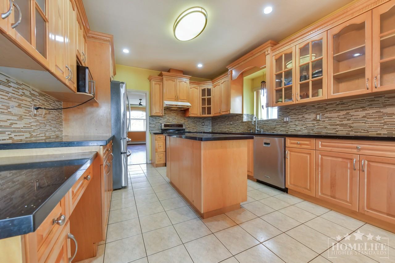 13470 65a Ave - Photo 4 of 20