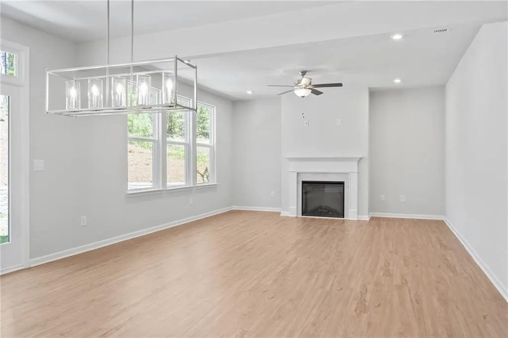 382 Riverwood Dr - Photo 4 of 30