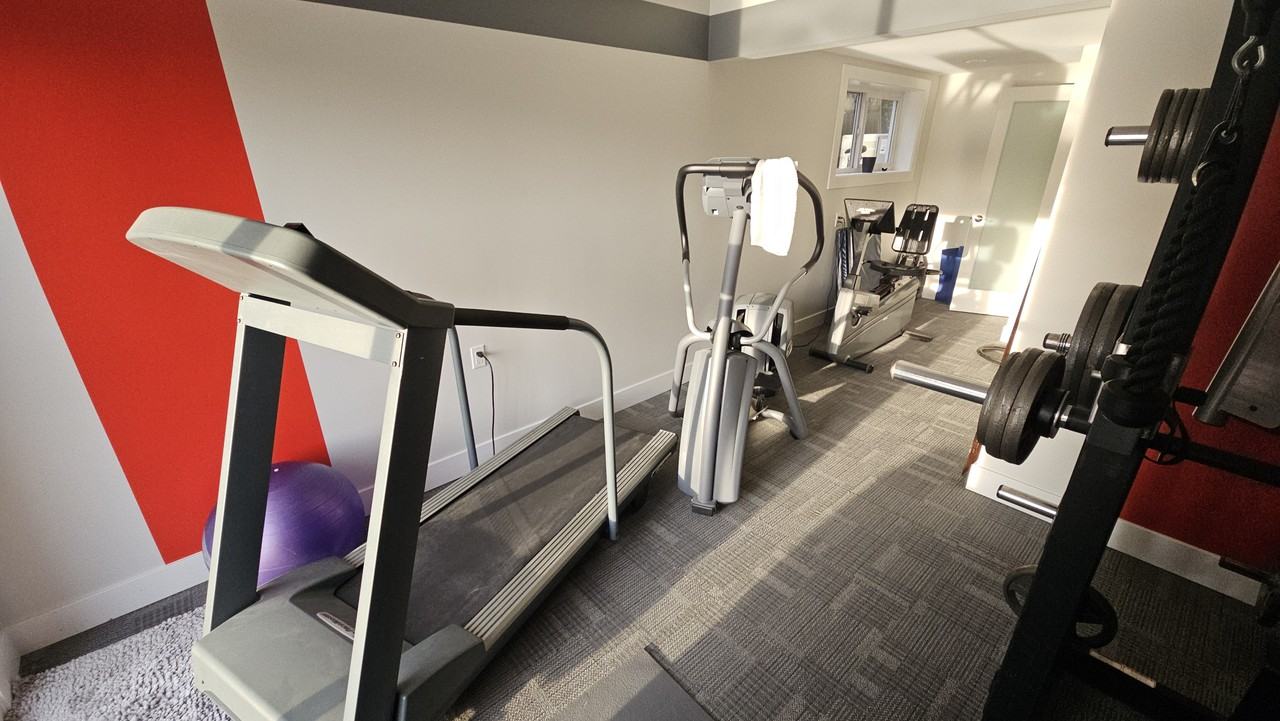 376 Richard Street - Photo 4 of 32