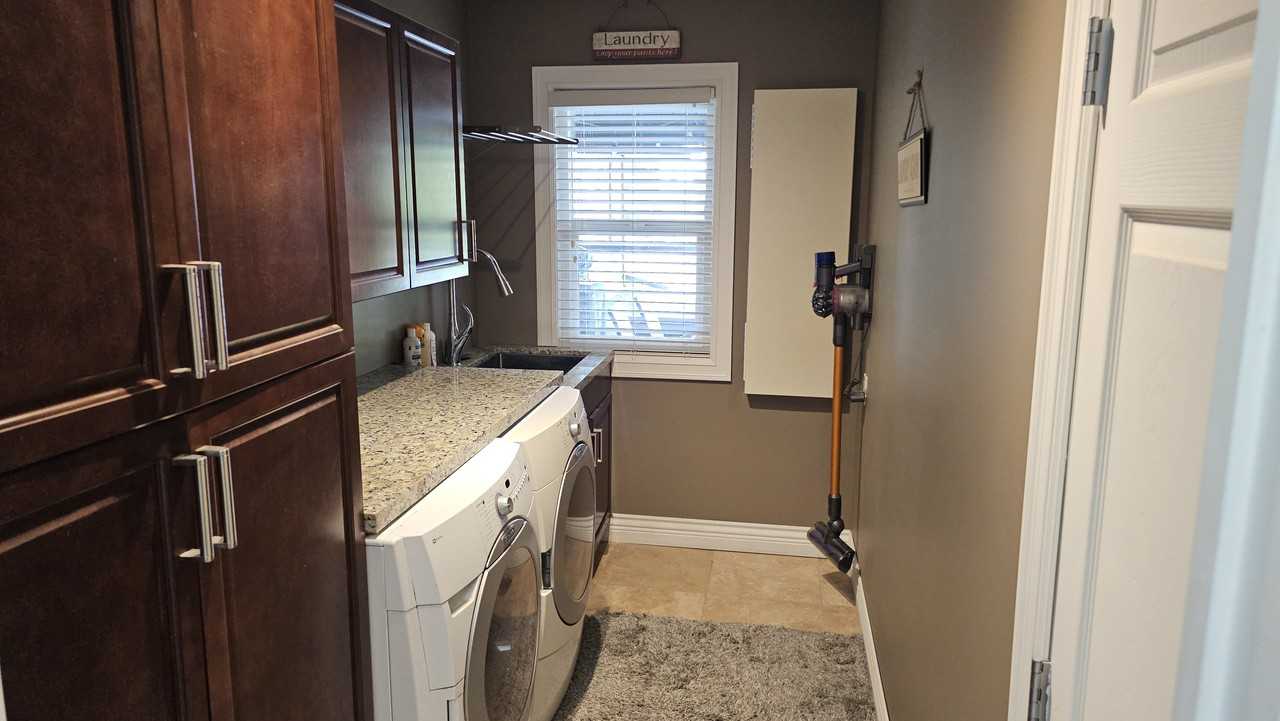 376 Richard Street - Photo 6 of 32