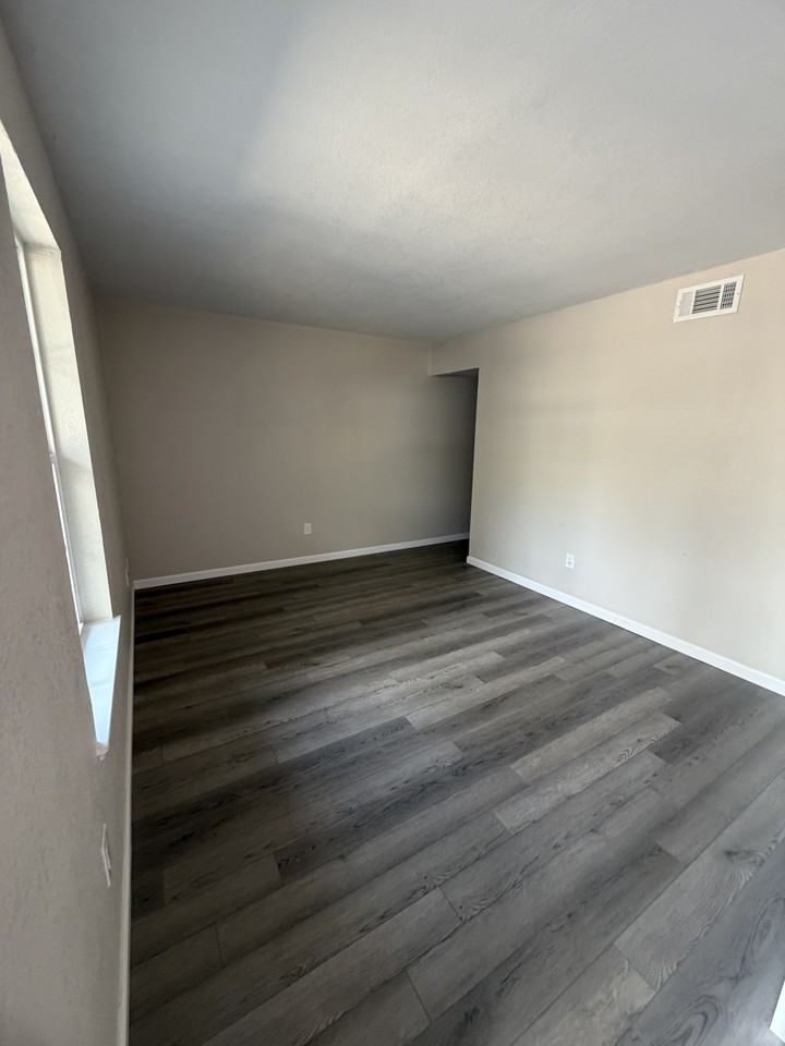 122 Hampton Dr #1 - Photo 3 of 10