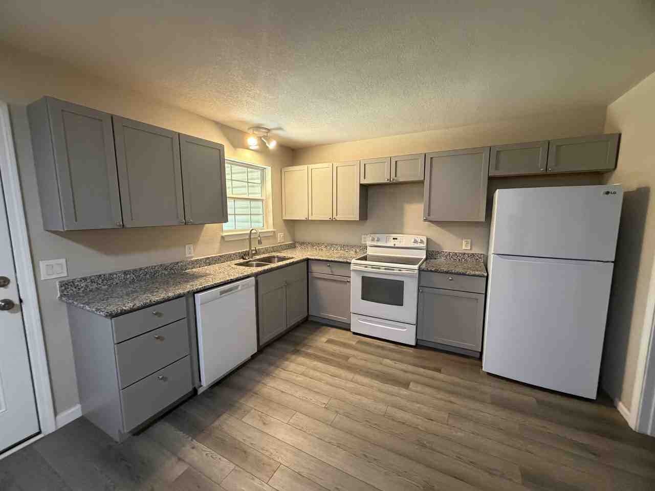 122 Hampton Dr #1 - Photo 5 of 10