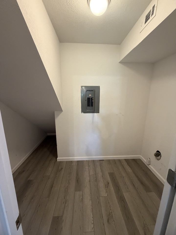 122 Hampton Dr #1 - Photo 6 of 10