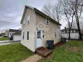 featured image of 830 E 7th St