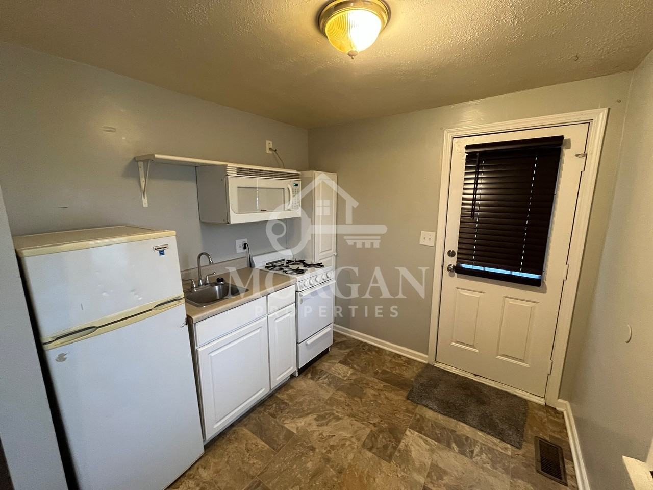 830 E 7th St - Photo 3 of 6